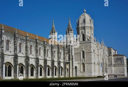 Portugal. Lissabon. Kloster der Hieronymiten. König Manuel I. beauftragte den Bau, um der Rückkehr von Vasco da Gama aus Indien zu gedenken. Es wurde im Manueline-Stil von Juan del Castillo (1470-1552) entworfen. Außenansicht des Gebäudes mit der Kuppel der Kirche. 16. Jahrhundert. Stockfoto