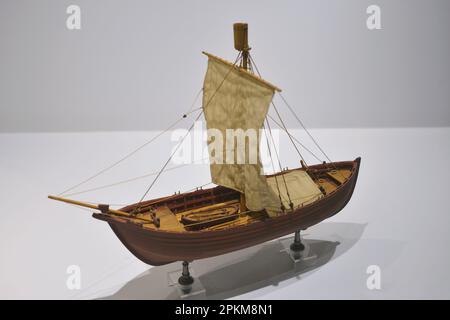 Kahn. Kleine Boote, die auf frühen Erkundungsreisen eingesetzt werden. Diese Art von Boot wurde wahrscheinlich von Gil Eanes benutzt, als er 1434 zum ersten Mal Kap Bojador, auch Cape Boujdour genannt, umrundet hat. Schifffahrtsmuseum. Lissabon, Portugal. Stockfoto