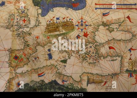 „CANTINO's Map“. Anonyme Weltkarte aus dem frühen 16. Jahrhundert eines portugiesischen Kartographen, beauftragt von Alberto Cantino, Agent des italienischen Herzogs von Ferrara in Italien. Es zeigt, wie es den Portugiesen gelungen ist, Indien über eine direkte Seeverkehrsroute zu erreichen. Kopie des Pergamentoriginals in der Biblioteca Estense in Modena (Italien). Detail. Schifffahrtsmuseum. Lissabon, Portugal. Stockfoto