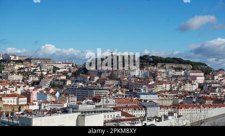 Panorama Lissabon, Portugal: Atemberaubendes Stadtbild von einem malerischen Aussichtspunkt aus Stockfoto