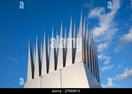 Prag, Tschechische Republik - 4. April 2023: Dum sebevraha (Übersetzung aus Tschechisch: Das Haus des Selbstmords), Prag, Tschechische Republik, Tschechien - Skulptur Stockfoto