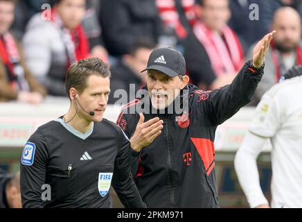 Coach Thomas TUCHEL (m), I. Schiedsrichter-Assistent Jan SEIDEL Soccer 1. Bundesliga, 27. Spieltag, SC Freiburg (FR) - FC Bayern München (M), am 8. April 2023 in Freiburg/Deutschland. #DFL-Vorschriften verbieten die Verwendung von Fotografien als Bildsequenzen und/oder quasi-Video # Stockfoto