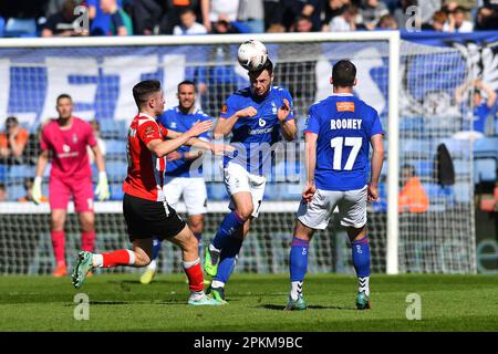 Nathan Sheron von der Oldham Athletic Association Football Club tanzt mit Josh Lundstram während des Spiels der Vanarama National League zwischen Oldham Athletic und Altrincham im Boundary Park, Oldham, am Freitag, den 7. April 2023. (Foto: Eddie Garvey | MI News) während des Spiels der Vanarama National League zwischen Oldham Athletic und Altrincham im Boundary Park, Oldham, am Freitag, den 7. April 2023. (Foto: Eddie Garvey | MI News)Nathan Sheron vom Oldham Athletic Association Football Club lässt den Ball während des Spiels der Vanarama National League zwischen Oldham Athletic und Altrincham im Boundary Park, Oldham auf der Fr. Stockfoto