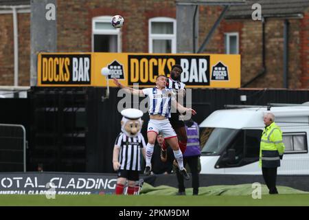 Die Michee Efete von Grimsby Town fordert gemeinsam mit David Ferguson von Hartlepool United beim Sky Bet League 2-Spiel zwischen Grimsby Town und Hartlepool United am Blundell Park, Cleethorpes, am Freitag, den 7. April 2023. (Foto: Mark Fletcher | MI News) Guthaben: MI News & Sport /Alamy Live News Stockfoto