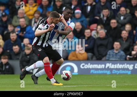 Hartlepool United's Josh Umerah kämpft am Freitag, den 7. April 2023, beim Sky Bet League 2-Spiel zwischen Grimsby Town und Hartlepool United im Blundell Park, Cleethorpes, gegen Luke Waterfall von Grimsby Town. (Foto: Mark Fletcher | MI News) Guthaben: MI News & Sport /Alamy Live News Stockfoto