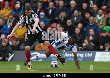 Hartlepool United's Josh Umerah kämpft am Freitag, den 7. April 2023, beim Sky Bet League 2-Spiel zwischen Grimsby Town und Hartlepool United im Blundell Park, Cleethorpes, gegen Luke Waterfall von Grimsby Town. (Foto: Mark Fletcher | MI News) Guthaben: MI News & Sport /Alamy Live News Stockfoto