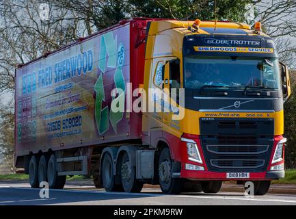 Bicester, Oxon, Großbritannien - April 7. 2023. 2018 Volvo FH LKW in Fred Sherwood Lackiererei auf einer englischen Landstraße Stockfoto