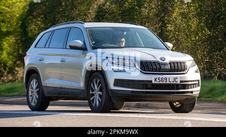 2020 Skoda Kodiaq Auto, das auf einer englischen Landstraße fährt Stockfoto