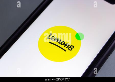 Vancouver, KANADA - April 7 2023 : Lemon8 Logo auf einem iPhone. Lemon8 ist eine Social-Media-App zum Teilen von Videos und Fotos von Bytedance, dem Eigentümer von TikTok Stockfoto