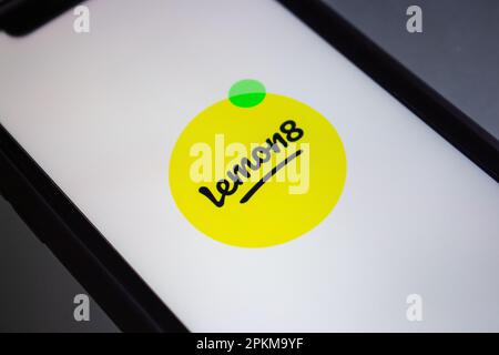 Vancouver, KANADA - April 7 2023 : Lemon8 Logo auf einem iPhone. Lemon8 ist eine Social-Media-App zum Teilen von Videos und Fotos von Bytedance, dem Eigentümer von TikTok Stockfoto