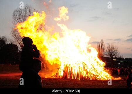 Magdeburg, Deutschland. 08. April 2023. Die Leute beobachten eines der größten Osterfeuer in Magdeburg. Kredit: Simon Kremer/dpa/Alamy Live News Stockfoto