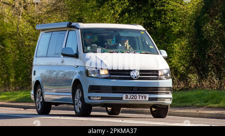 2020 VOLKSWAGEN TRANSPORTER Wohnmobil auf einer englischen Landstraße Stockfoto