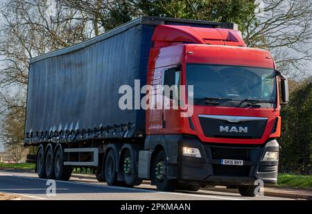 Bicester, Oxon, Großbritannien - April 7. 2023. 2015 MAN TGX 26,480 6X2 2 BLS LKW, der auf einer englischen Landstraße fährt Stockfoto