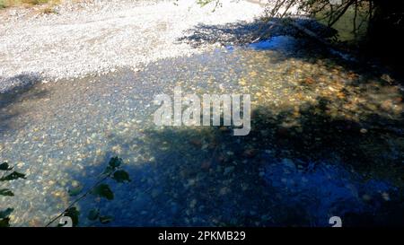 Winziger, klarer, kalter Fluss mit Felsen am Strand in den Arkhyz Bergen - Foto der Natur Stockfoto