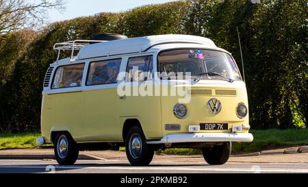 1972 VOLKSWAGEN TRANSPORTER Wohnmobil auf einer englischen Landstraße Stockfoto