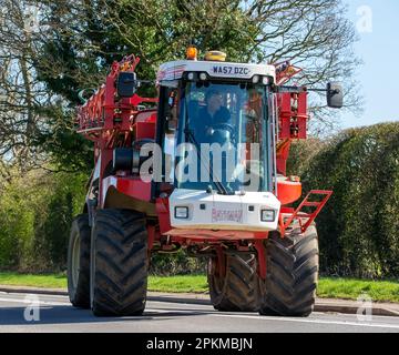 Bicester, Oxon, Großbritannien - April 7. 2023. 2007 Batemanischer Traktor auf einer englischen Landstraße Stockfoto