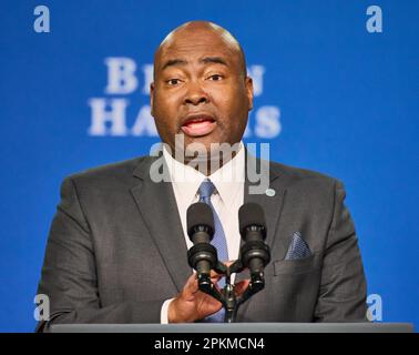 PHILADELPHIA, Pennsylvania, USA - 3. FEBRUAR 2023: DNC-Vorsitzender Jaime Harrison spricht auf dem Wintertreffen des Demokratischen Nationalkomitees. Stockfoto