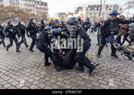 Paris, Frankreich. 06. April 2023. Ein Protestteilnehmer, der während der Demonstration von der Polizei festgenommen wurde. Elfter Tag der Proteste gegen die neue Rentenreform der Regierung Macron, verabschiedet von Elizabeth durch Artikel 49,3 der französischen Verfassung. In Paris marschierten etwa 400.000 Menschen zwischen Invalides und Place d'Italie, mit riesigen Zusammenstößen mit der Polizei unterwegs. Kredit: SOPA Images Limited/Alamy Live News Stockfoto