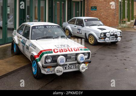 1976 Ford Escort „MWF 154P“ und 1979 Ford Escort „WTW 527S“ auf der Motorsport Assembly im Bicester Heritage Centre. Stockfoto