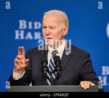 PHILADELPHIA, PA, USA – 3. FEBRUAR 2023: Präsident Joe Biden spricht auf dem Wintertreffen des Demokratischen Nationalkomitees. Stockfoto