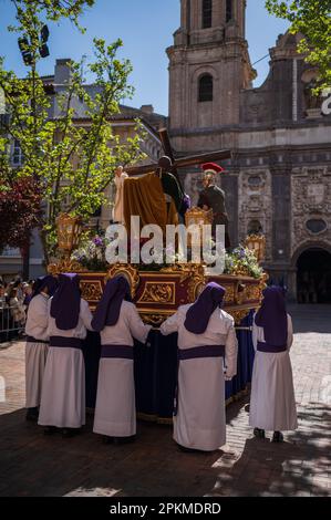 „Semana Santa“-Parade am Heiligen Donnerstag in den Straßen von Saragoza, Spanien Stockfoto