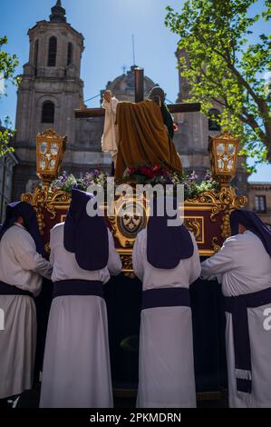 „Semana Santa“-Parade am Heiligen Donnerstag in den Straßen von Saragoza, Spanien Stockfoto