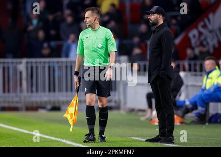 Eindhoven, Niederlande. 08. April 2023. EINDHOVEN, NIEDERLANDE - APRIL 8: Stellvertretender Schiedsrichter Mario Diks und Coach Ruud van Nistelrooij von PSV während des Eredivisie-Spiels zwischen PSV und Excelsior Rotterdam im Philips Stadion am 8. April 2023 in Eindhoven, Niederlande (Foto von Broer van den Boom/Orange Pictures) Guthaben: Orange Pics BV/Alamy Live News Stockfoto