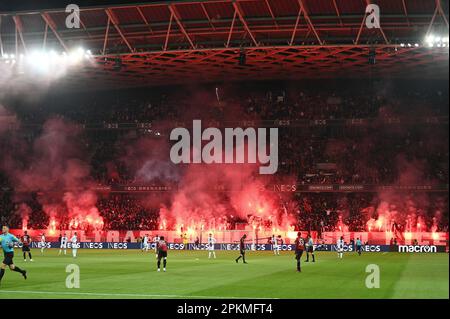 Schön, Frankreich. 08. April 2023. Allianz Riviera, Nizza, Frankreich, 08. April 2023, Fans von Nizza während des OGC Nice vs Paris Saint Germain (PSG) - französisches Fußballspiel Ligue 1: Live Media Publishing Group/Alamy Live News Stockfoto