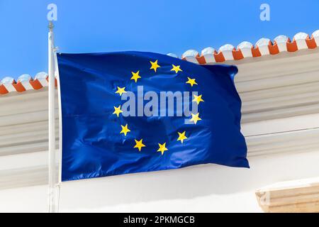 EU-Sternzeichen auf der Flagge in silves portugal Stockfoto