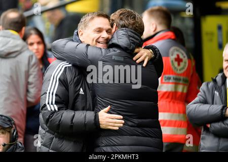 Oliver RUHNERT (links, UB, Manager Profifußball) und Edin TERZIC (Coach, DO) reden miteinander, reden, plaudern, umarmen, Fußball 1. Bundesliga, 27. Matchday, Borussia Dortmund (DO) - Union Berlin (UB) 2: 1, am 8. April 2023 in Dortmund/Deutschland. Stockfoto