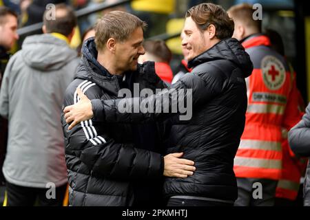 Oliver RUHNERT (links, UB, Manager Profifußball) und Edin TERZIC (Coach, DO) reden miteinander, reden, Unterhaltung, Fußball 1. Bundesliga, 27. Spieltag, Borussia Dortmund (DO) - Union Berlin (UB) 2:1, am 8. April 2023 in Dortmund/Deutschland. Stockfoto