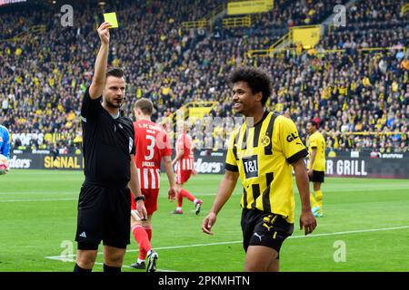 Schiedsrichter Daniel SCHLAGER (l.) zeigt Karim ADEYEMI (DO) nach dem Schlucken die gelbe Karte, gelb, Geste, Geste, Fußball 1. Bundesliga, 27. Spieltag, Borussia Dortmund (DO) - Union Berlin (UB) 2:1, am 8. April 2023 in Dortmund/Deutschland. Stockfoto