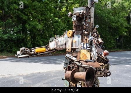 Einzigartige Roboterskulptur aus Schrott im Sandfly Market Place Antiques in Savannah, Georgia. (USA) Stockfoto