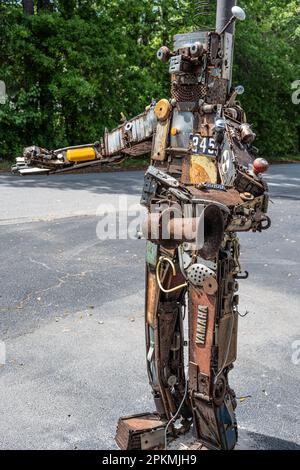 Einzigartige Roboterskulptur aus Schrott im Sandfly Market Place Antiques in Savannah, Georgia. (USA) Stockfoto