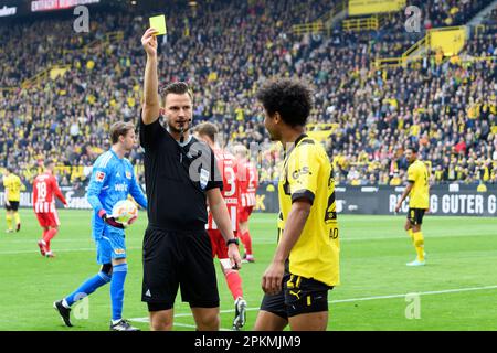 Schiedsrichter Daniel SCHLAGER (l.) zeigt Karim ADEYEMI (DO) nach dem Schlucken die gelbe Karte, gelb, Geste, Geste, Fußball 1. Bundesliga, 27. Spieltag, Borussia Dortmund (DO) - Union Berlin (UB) 2:1, am 8. April 2023 in Dortmund/Deutschland. Stockfoto