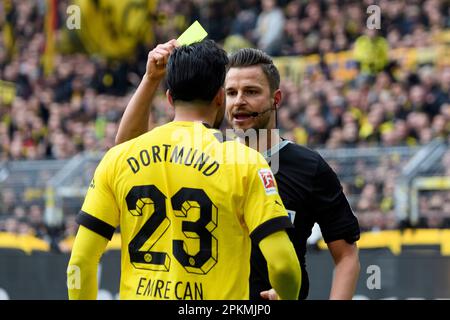 Schiedsrichter Daniel SCHLAGER zeigt Emre CAN (DO) die gelbe Karte, gelb, Warnung, Fußball 1. Bundesliga, 27. Spieltag, Borussia Dortmund (DO) - Union Berlin (UB) 2: 1 am 8. April 2023 in Dortmund/Deutschland. Stockfoto