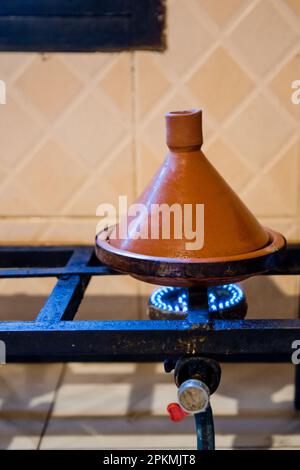 Ein Tagine sitzt auf einem Wegwerfhandy in Marokko Stockfoto