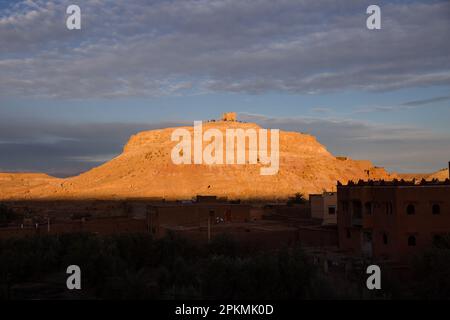 Blick auf Ait Ben Haddou teilweise im Schatten Stockfoto