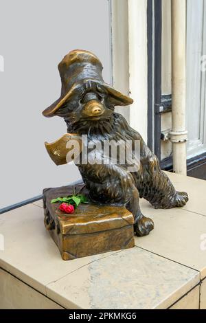LONDON, Vereinigtes Königreich, 9. MÄRZ 2023: Paddington Bear Statue am Bahnhof Paddington in London Stockfoto