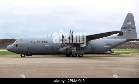 Piloten mit dem 123. Luftwaffenflügel der Air National Guard aus Louisville, Kentucky, nehmen ihr C-130J Hercules Flugzeug am Cincinnati Municipal Airport, 6. April 2023. Das Flugzeug war Teil der Ausbildung zwischen den USA Air Force's 445. Aeromedical Evacuation Squadron und das Center for the Sustainment of Trauma and Readiness Skills (C-STARS)-Programm am University of Cincinnati Medical Center. Critical Care Air Transport Teams (CCATTs), die an Bord des Flugzeugs im Bereich Trauma und Intensivmedizin im Rahmen des C-STARS-Kurses ausgebildet wurden (Foto von Master Sgt. Patrick O’Reilly) Stockfoto