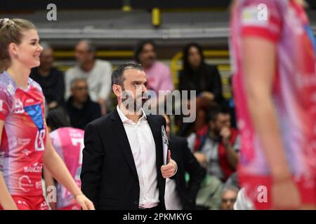 Busto Arsizio, Italien. 8. April 2023. Cheftrainer Gaspari Marco von Vero Volley Milano während der Volleyball Italian Serie A Women Championship - Work Busto Arsizio vs Vero Volley Milano, auf Avril 8., 2023, in der E-Work Arena, Busto Arsizio, Italien Kredit: Tiziano Ballabio Stockfoto