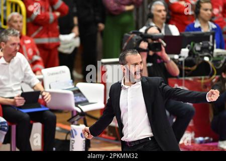 Busto Arsizio, Italien. 8. April 2023. Cheftrainer Gaspari Marco von Vero Volley Milano während der Volleyball Italian Serie A Women Championship - Work Busto Arsizio vs Vero Volley Milano, auf Avril 8., 2023, in der E-Work Arena, Busto Arsizio, Italien Kredit: Tiziano Ballabio Stockfoto