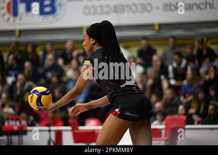 Busto Arsizio, Italien. 8. April 2023. Omoruyi liebt Oghosasere (n.15 E-Work Busto Arsizio) während der Volleyball Italian Serie A Women Championship - -Work Busto Arsizio vs Vero Volley Milano, auf Avril 8., 2023, in der E-Work Arena, Busto Arsizio, Italien Kredit: Tiziano Ballabio/Alamy Live News Stockfoto