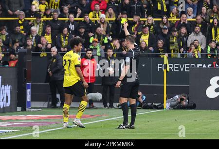 Dortmund, Deutschland. 08. April 2023. firo : 08.04.2023, Fußball, 1. Liga, 1. Bundesliga, Staffel 2022/2023, BVB, Borussia Dortmund - Union Berlin 2:1 Schiedsrichter Daniel SCHLAGER zeigt ADEYEMI die gelbe Karte nach der Schwalbe Kredit: dpa/Alamy Live News Stockfoto
