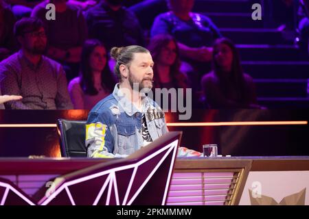 Köln, Deutschland. 01. März 2023. REA Garvey vom Rateteam sitzt am Ratespiel in der ProSieben-Show „The Masked Singer“. Kredit: Thomas Banneyer/dpa/Alamy Live News Stockfoto