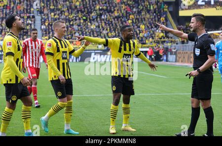 Dortmund, Deutschland. 08. April 2023. firo : 08.04.2023 Fußball 1. League 1. Bundesliga Staffel 2022/2023 BVB Borussia Dortmund - Union Berlin 2:1 Schiedsrichter Daniel SCHLAGER Diskussion mit CAN, REUS und MOUKOKO/dpa/Alamy Live News Stockfoto