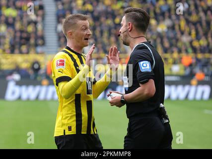 Dortmund, Deutschland. 08. April 2023. firo : 08.04.2023, Fußball, 1. Liga, 1. Bundesliga, Staffel 2022/2023, BVB, Borussia Dortmund - Union Berlin 2:1 Schiedsrichter Daniel SCHLAGER Diskussion mit Marco REUS/dpa/Alamy Live News Stockfoto