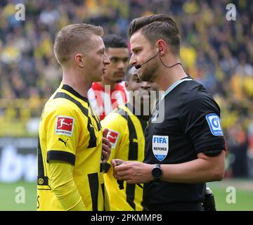 Dortmund, Deutschland. 08. April 2023. firo : 08.04.2023, Fußball, 1. Liga, 1. Bundesliga, Staffel 2022/2023, BVB, Borussia Dortmund - Union Berlin 2:1 Schiedsrichter Daniel SCHLAGER Diskussion mit Marco REUS/dpa/Alamy Live News Stockfoto