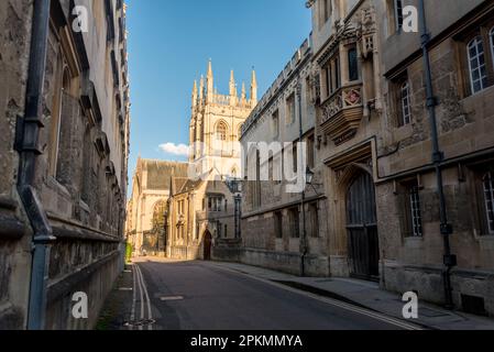 Corpus Christi College Gate und Merton College Chapel aus Merton St, Oxford, Großbritannien Stockfoto