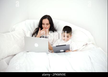 Eine Mutter kümmert sich um ihr Kind, das Fieber und Fieber hat. Krankheit und Gesundheitswesen. Hochwertiges Foto Stockfoto